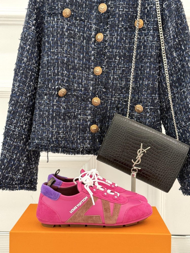 Кросівки жіночі