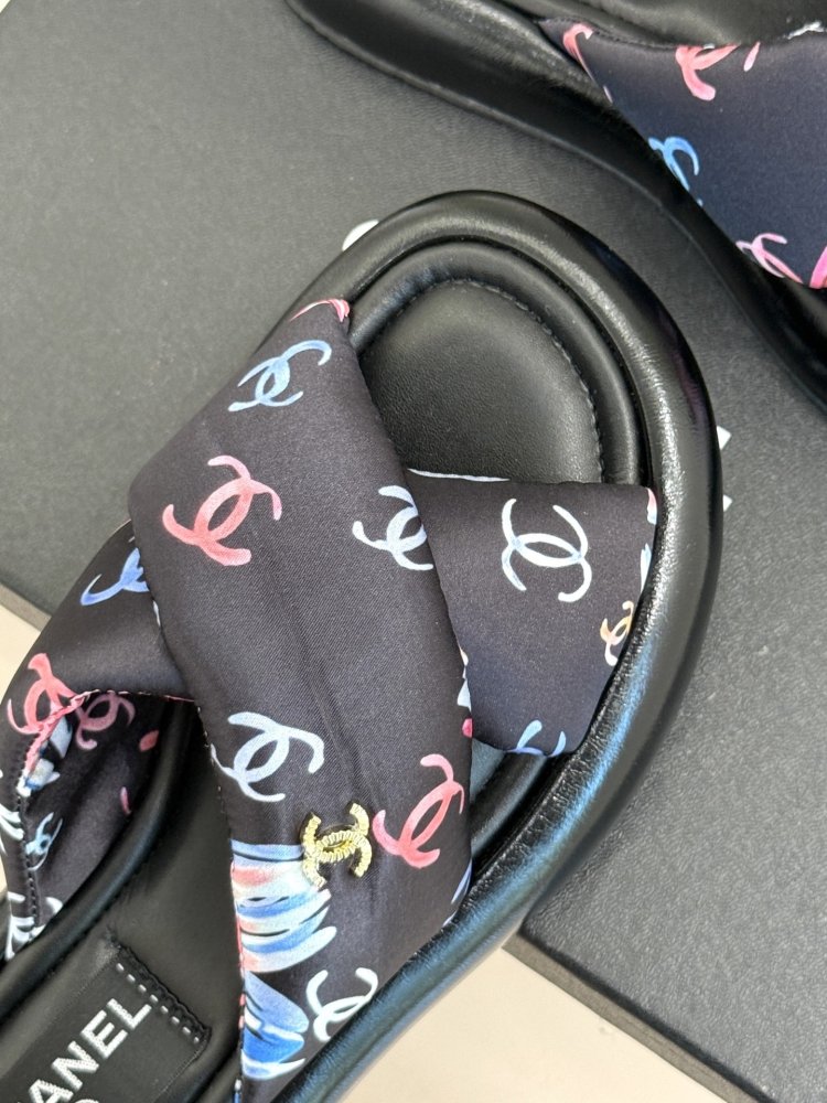 Шльопанці жіночі фото 7