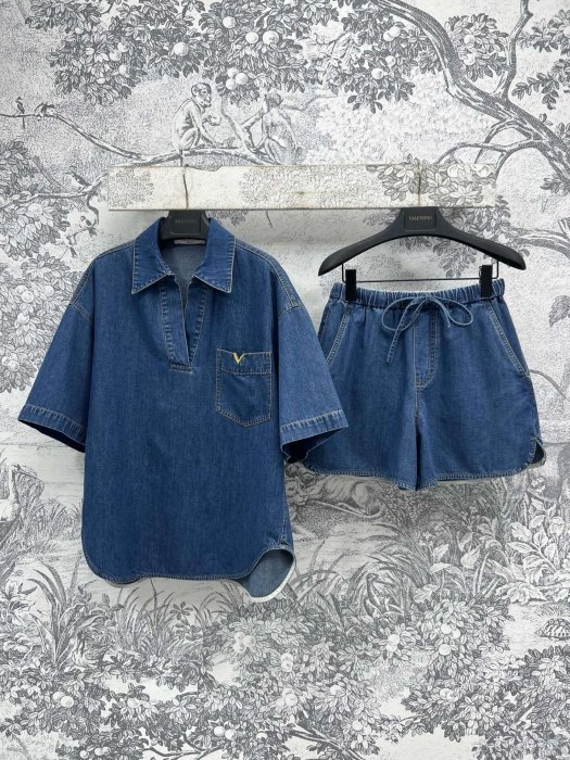 Костюм женский