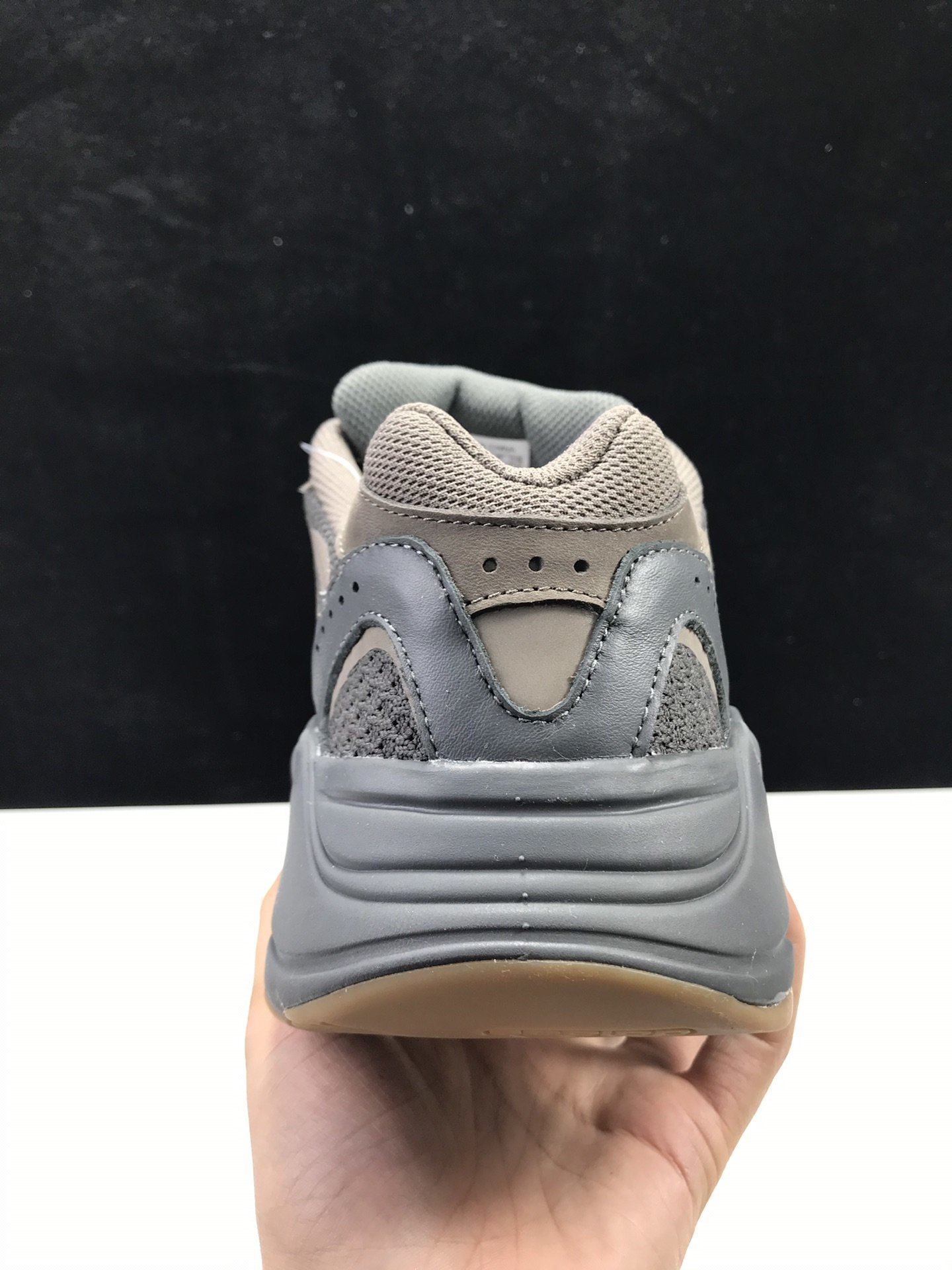 Sneakers Yeezy 700 V2 фото 2