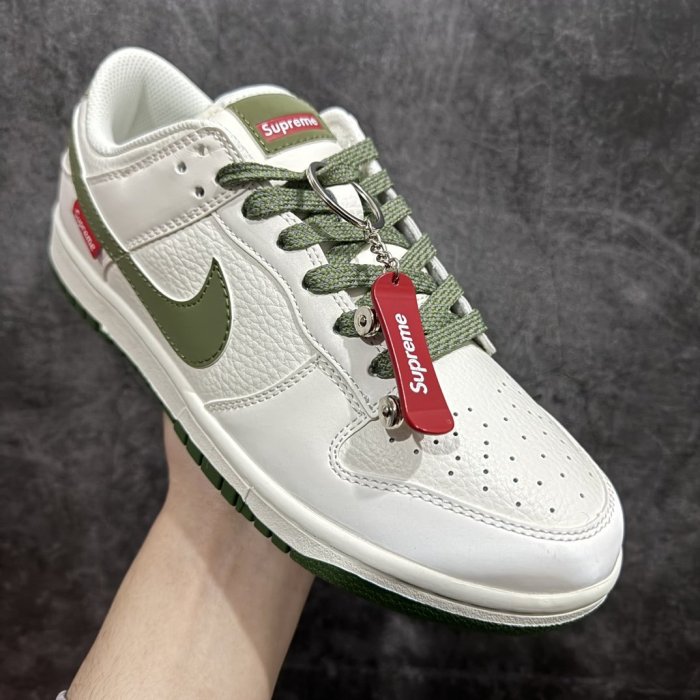 Кроссовки Nike SB Dunk Low x Supreme фото 3