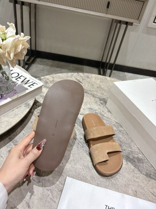 Шлепанцы женские фото 5