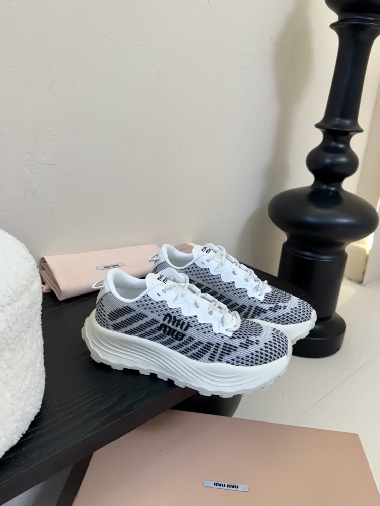 Кросівки жіночі фото 2