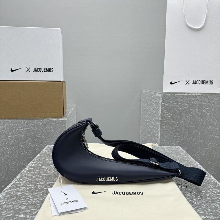 Сумка Nike x Jacquemus Smoosh Shoulder Bag 30 см