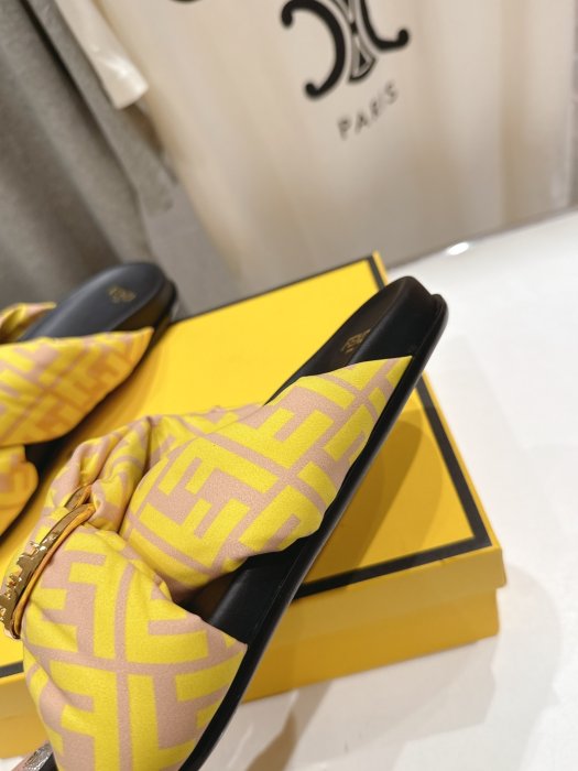 Шлепанцы женские фото 8