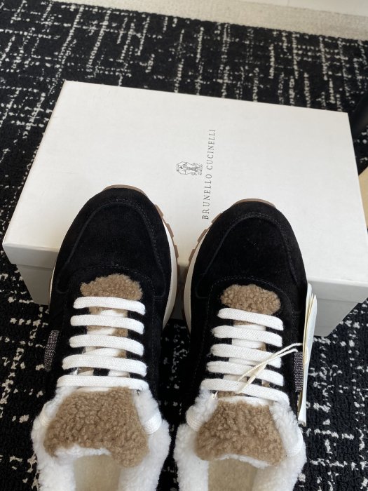 Sneakers women's on fur фото 5