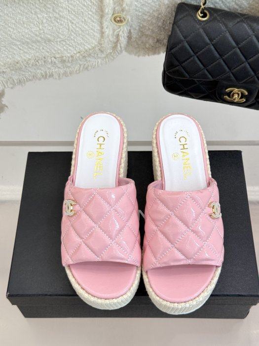 Шлепанцы женские фото 4