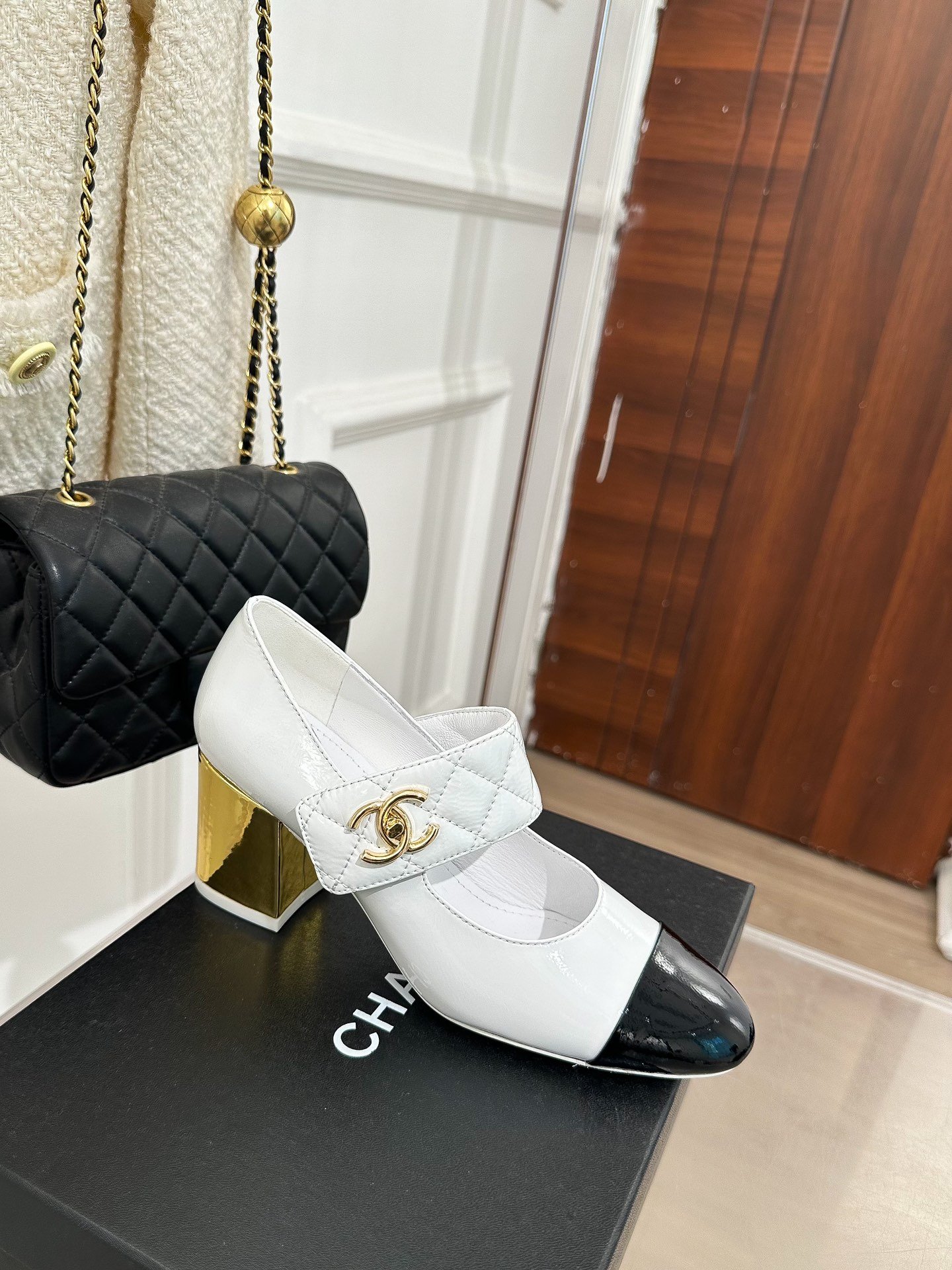 Shoes women's white leather on металическом heel фото 3