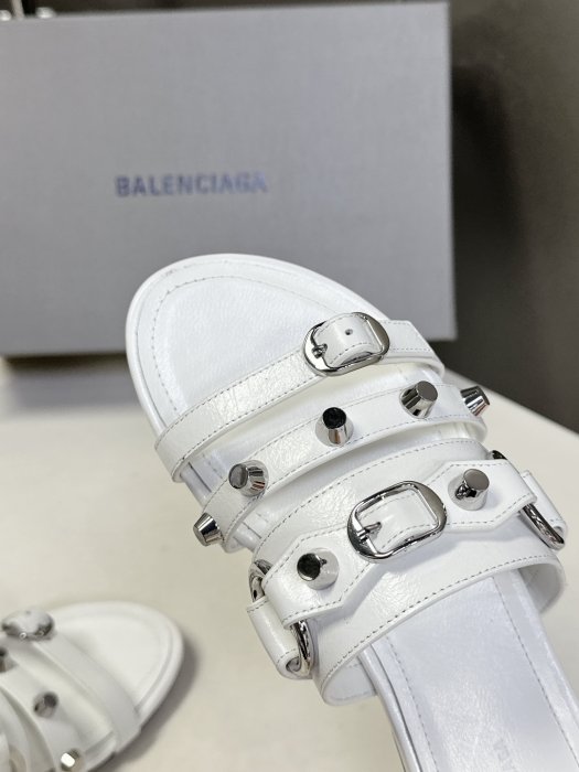 Шлепанцы женские фото 7