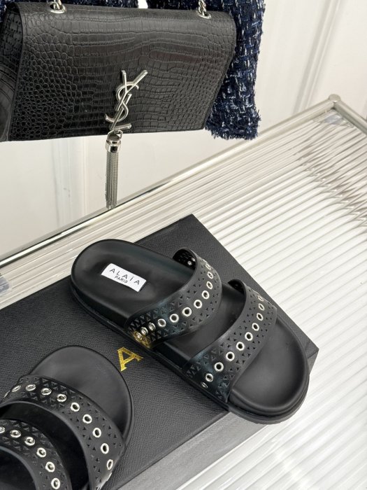 Шлепанцы женские фото 5