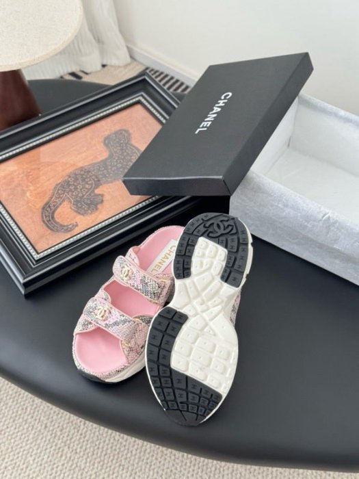 Шлепанцы женские фото 7