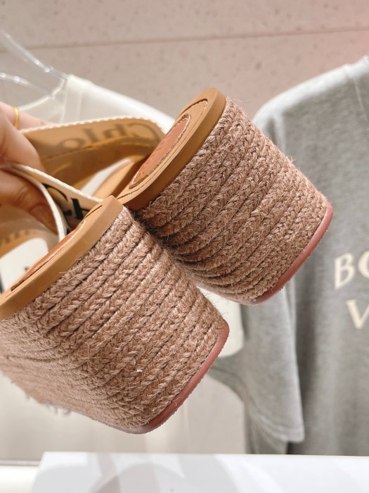 Шльопанці жіночі фото 8