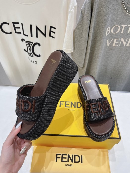 Шлепанцы фото 2