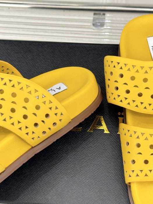 Шлепанцы женские фото 6