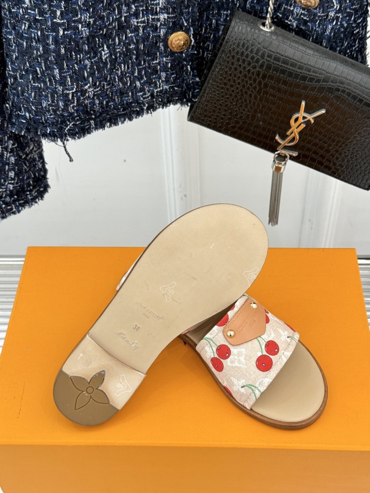 Шлепанцы женские фото 9