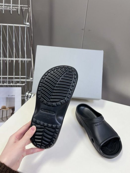 Шлепанцы женские фото 6