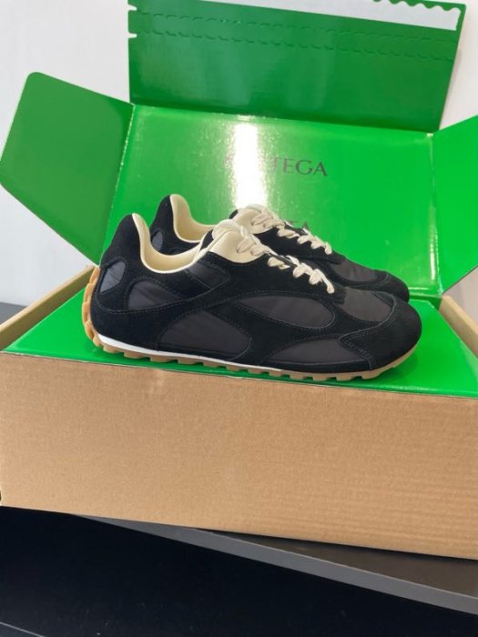 Кросівки жіночі