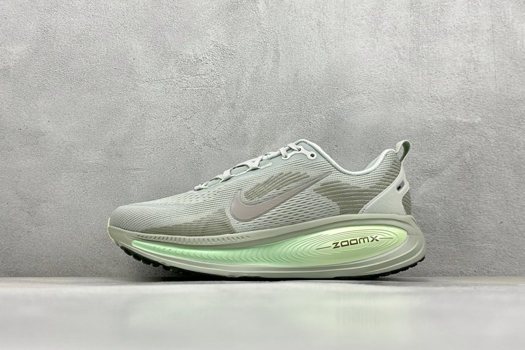 Кроссовки Zoom VOMERO 18