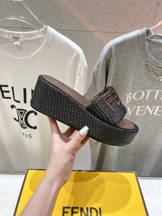 Шлепанцы фото 3