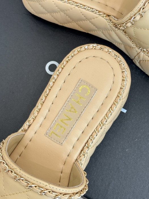 Шлепанцы женские фото 8