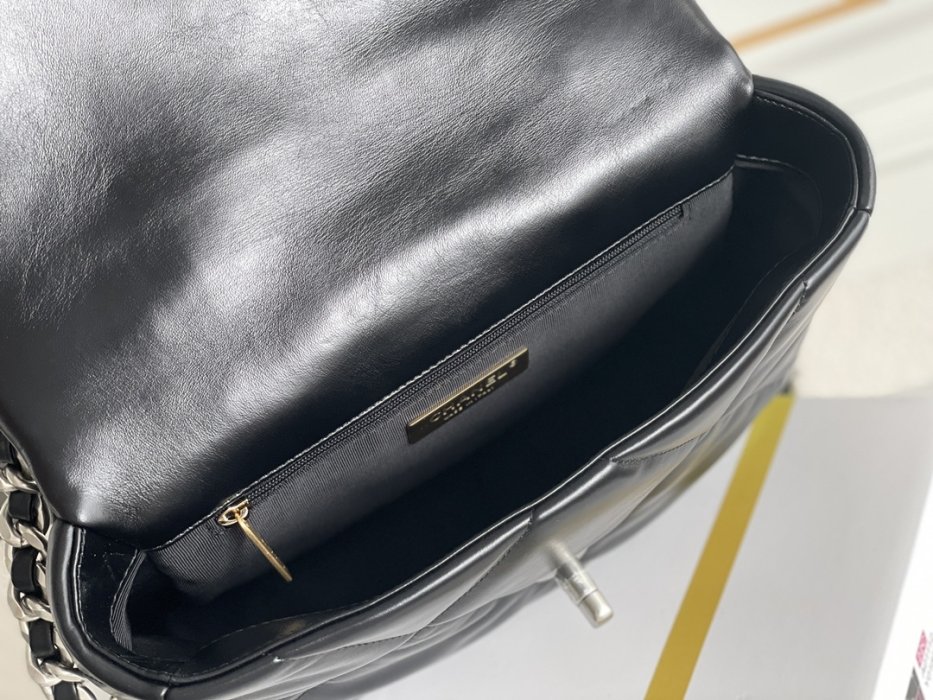 A bag Chanel 19 across shoulder from chain, black фото 8