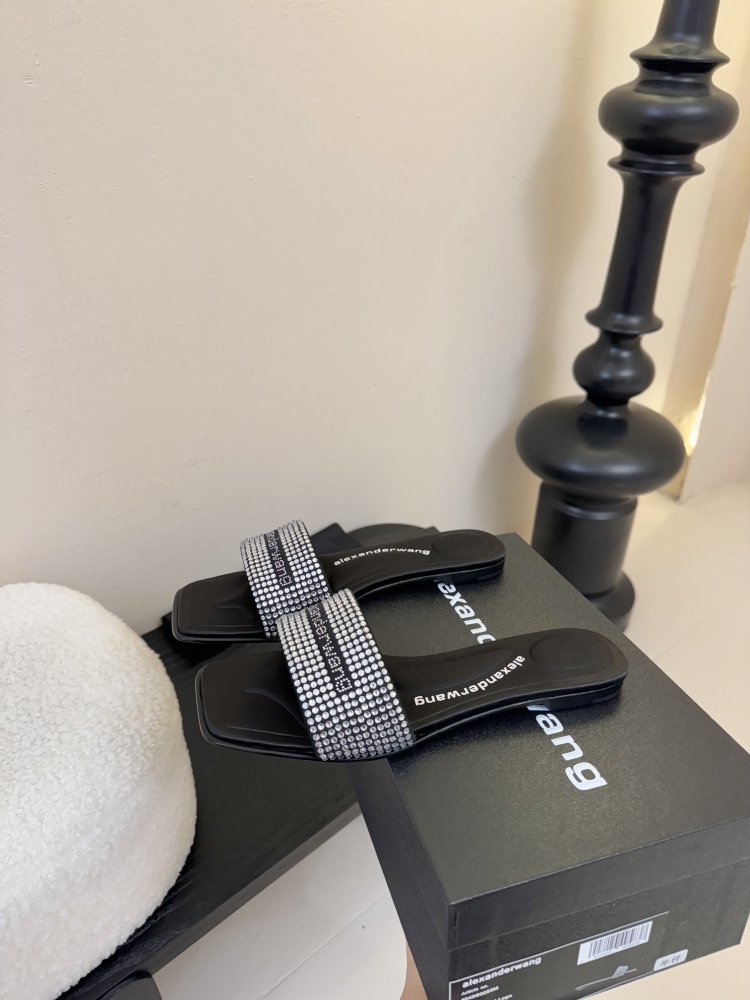 Шлепанцы женские фото 5