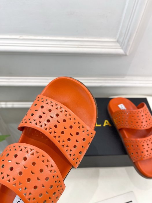 Шлепанцы женские фото 6