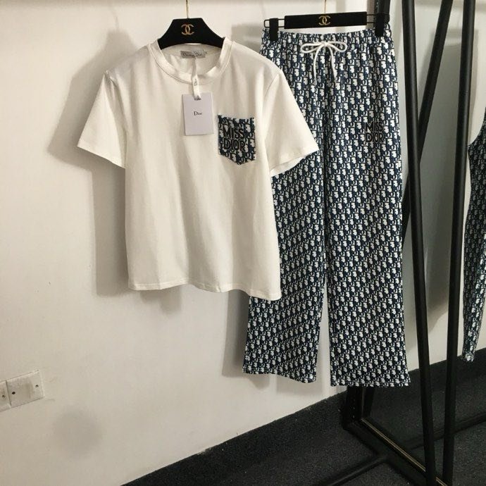 Костюм женский