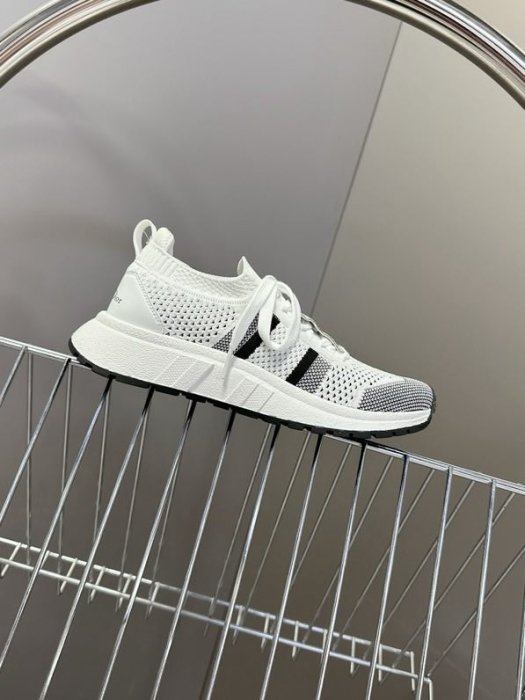 Кроссовки женские