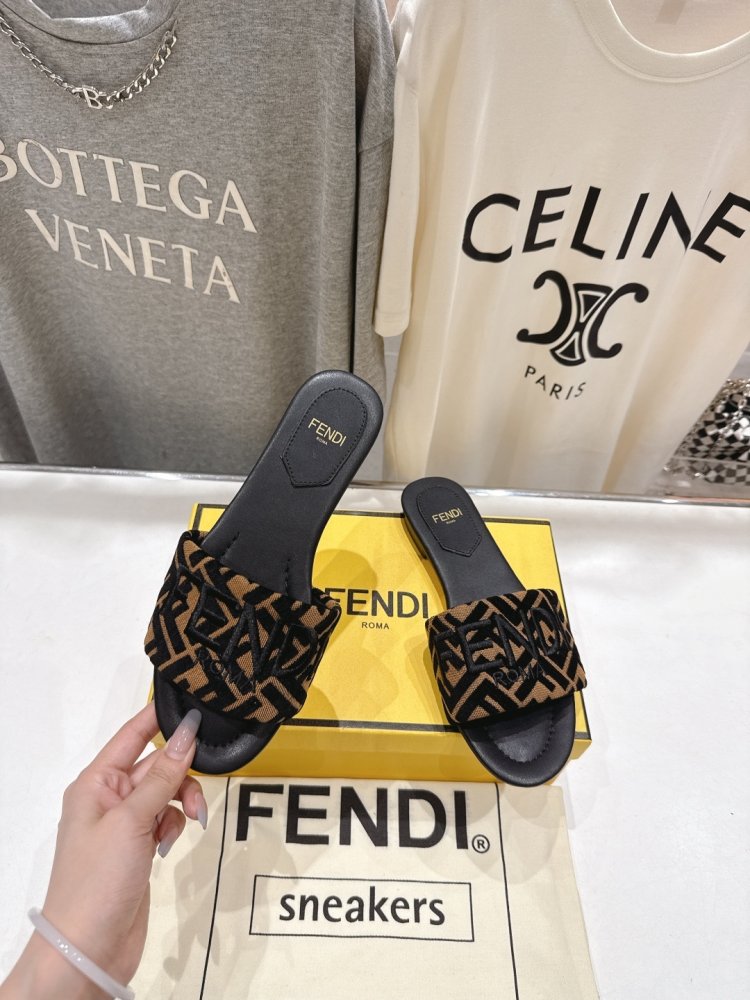 Шлепанцы женские фото 4