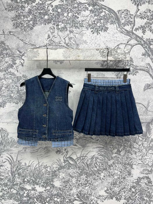 Костюм женский