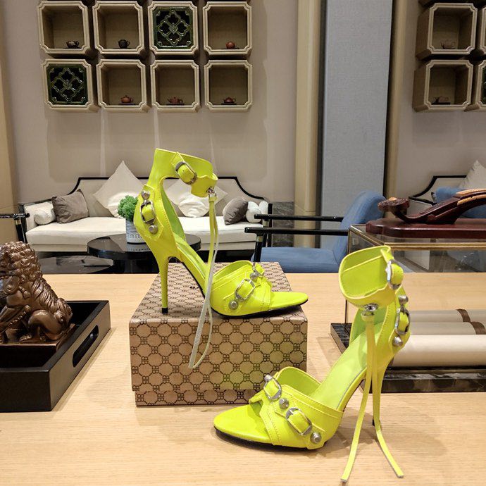 Leather sandals on high heel, light green фото 4