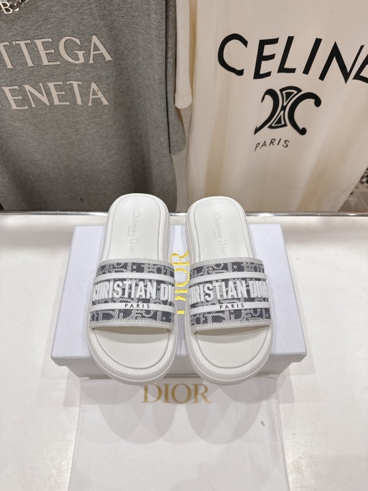 Шльопанці жіночі