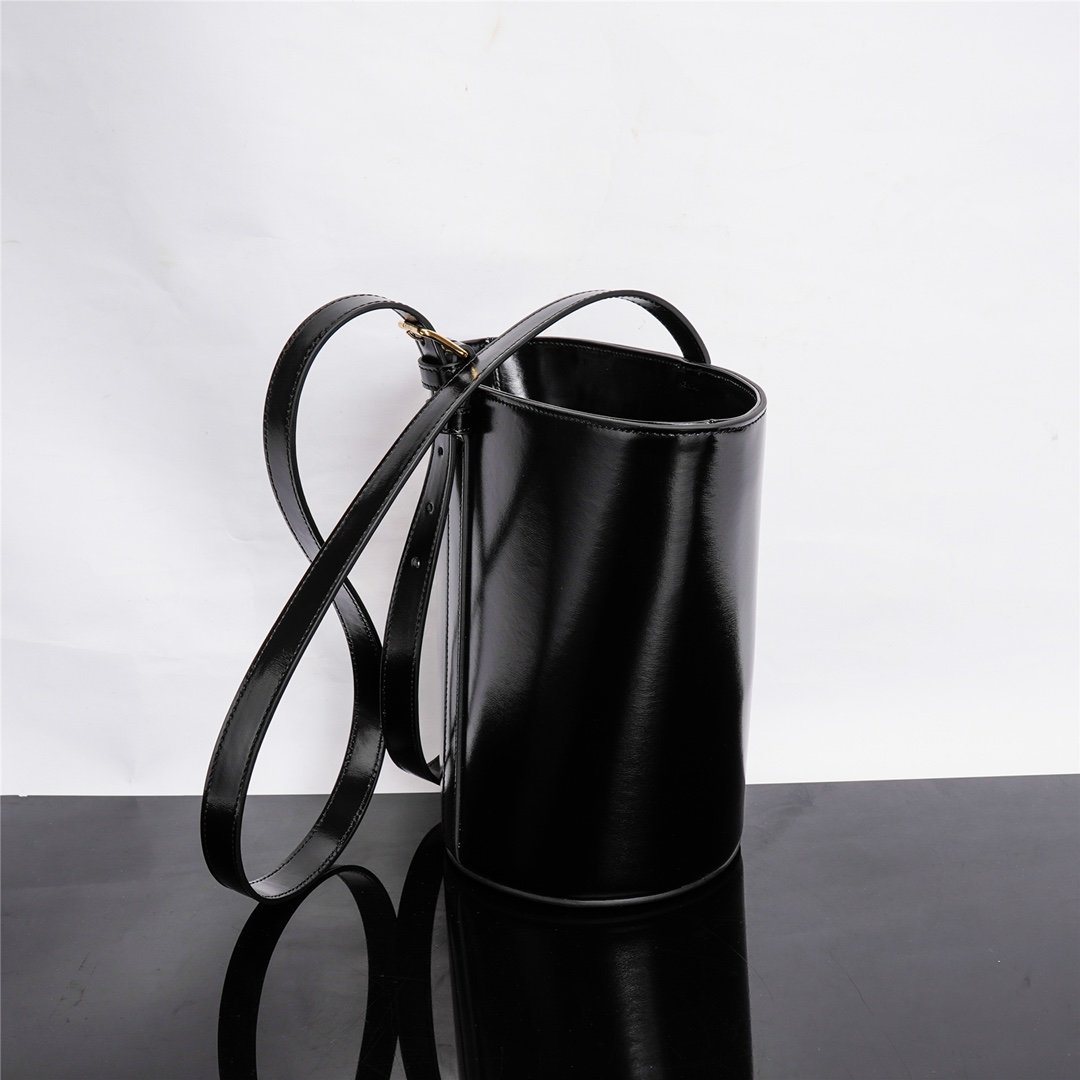 A bag bucket bag in Triomphe 25 cm фото 2