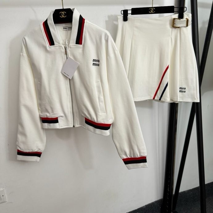 Костюм женский