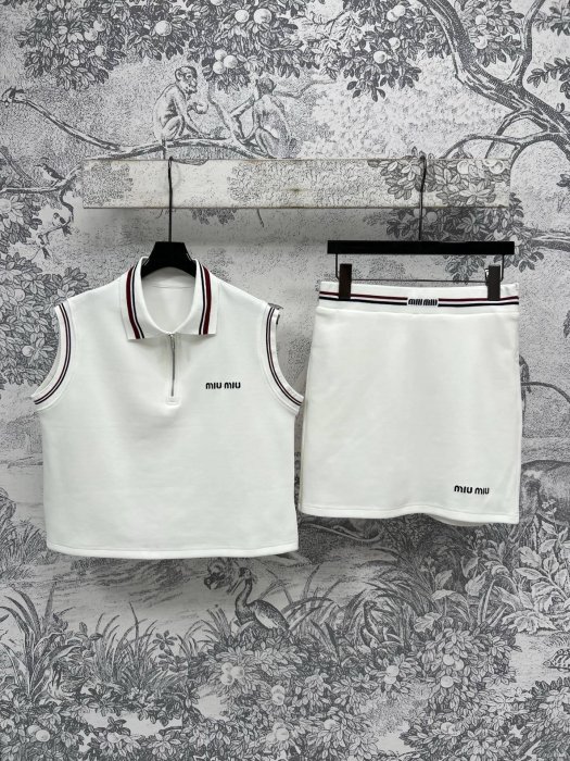 Костюм женский