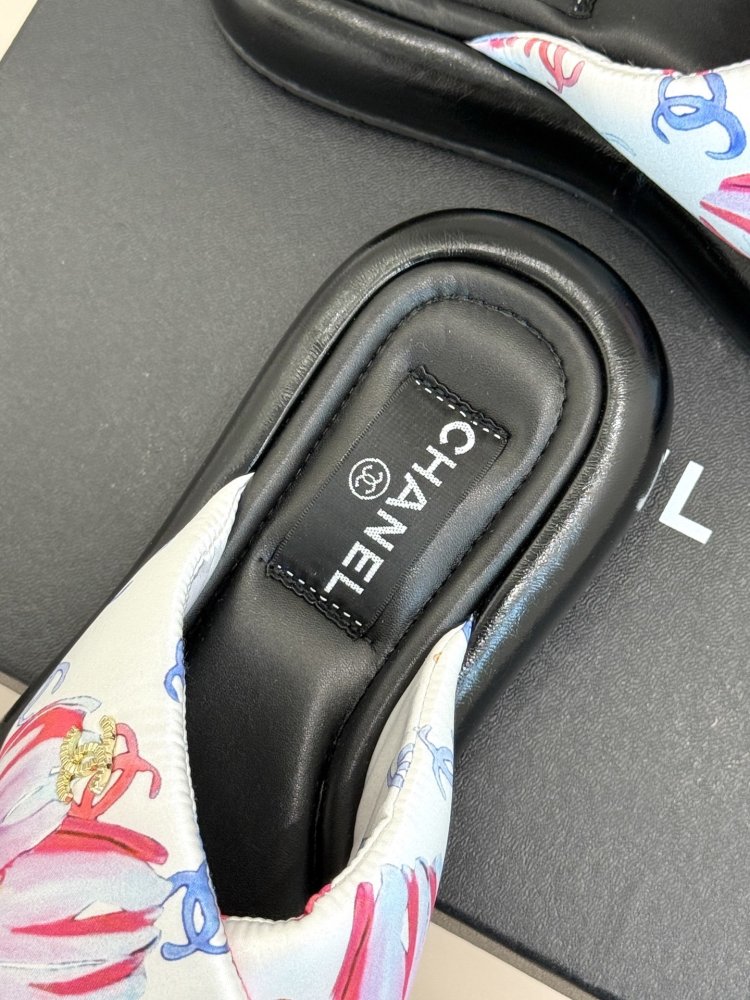 Шльопанці жіночі фото 8