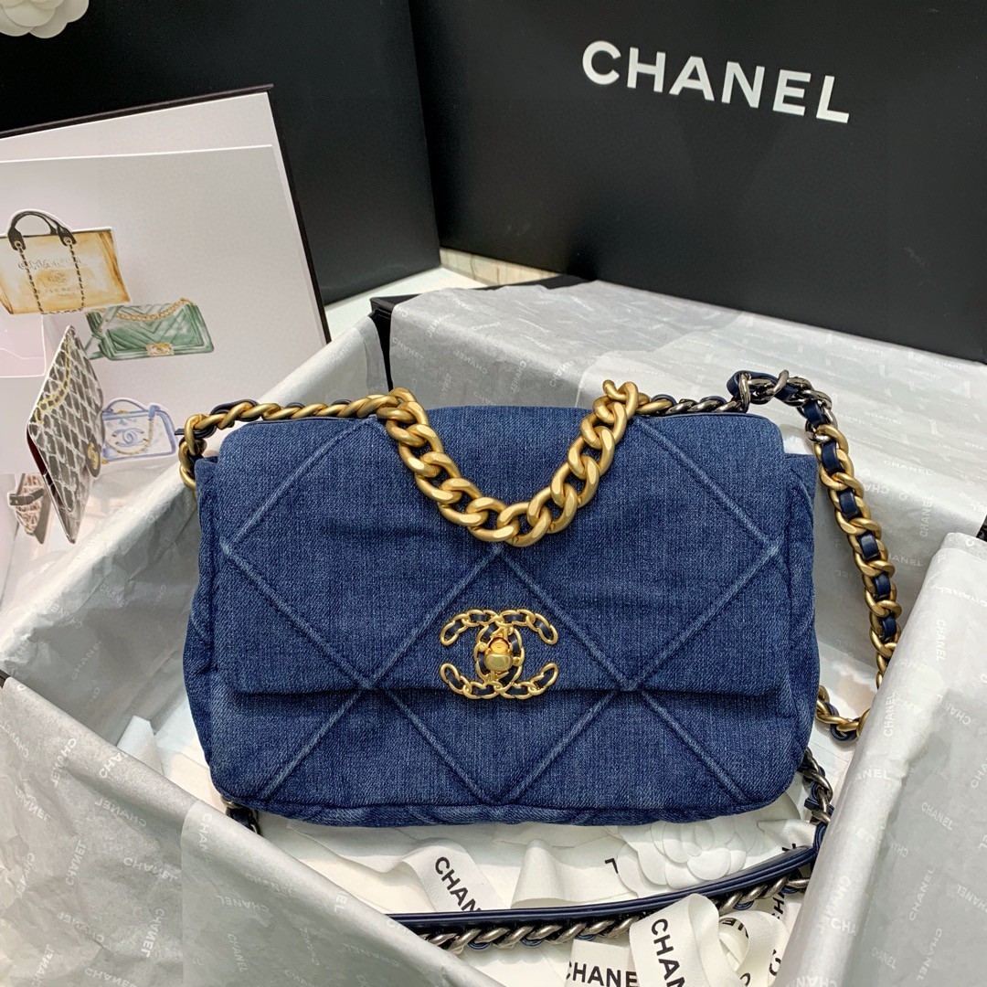 A bag CHANEL 19 Hand Chain Shoulder Bag AS1160 26 cm