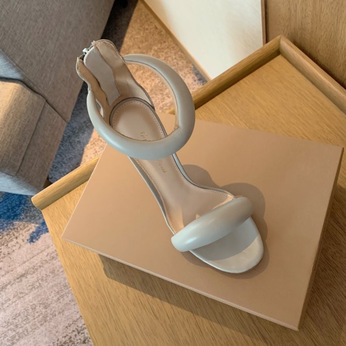 Босоножки фото 6