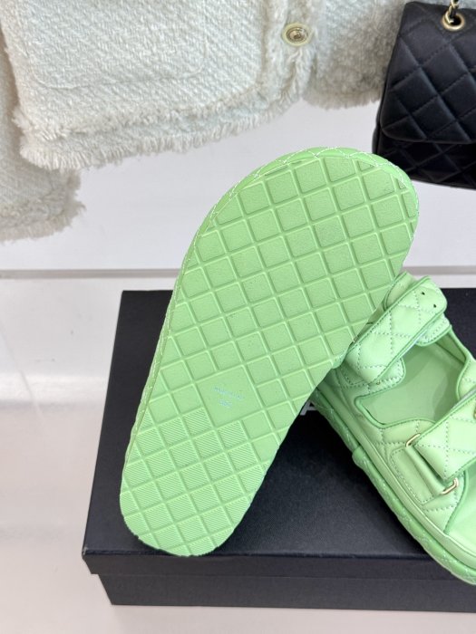 Шльопанці жіночі фото 9