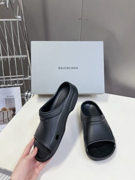 Шлепанцы женские фото 7