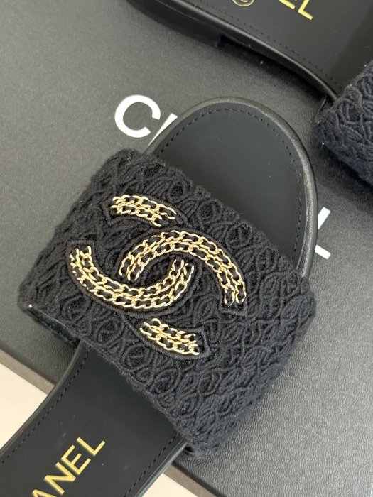 Шлепанцы женские фото 7