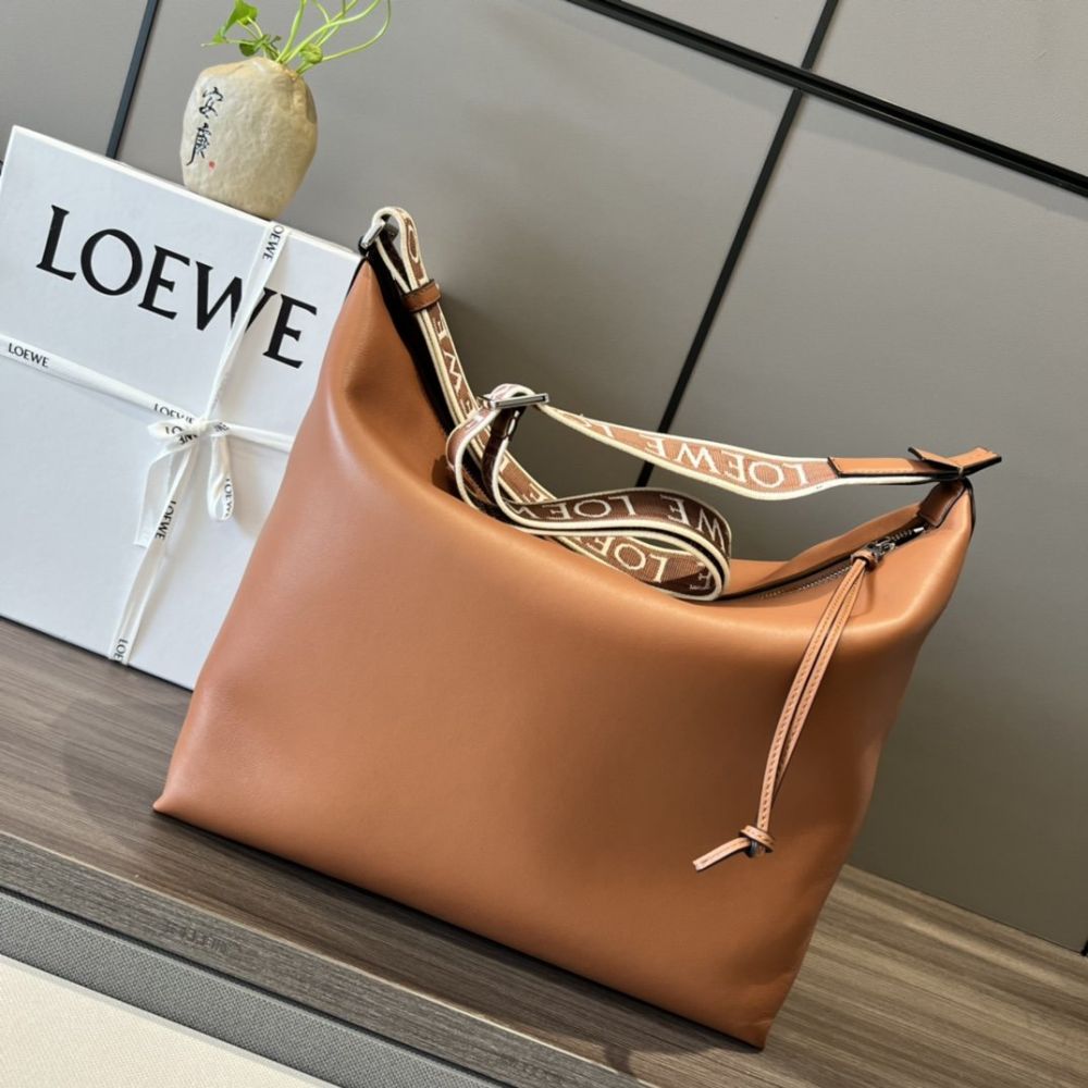 A bag women s Hammock hobo 44 cm Loewe buy for 288 EUR in the UKRFashion store. luxury goods brand Loewe. Best quality