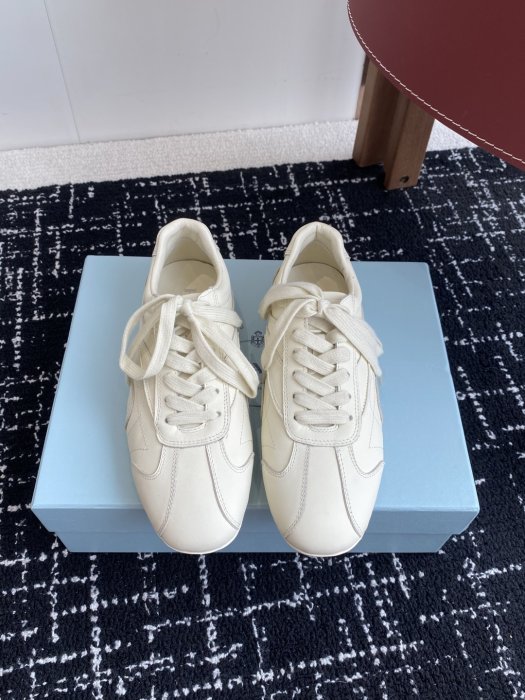 Кроссовки женские