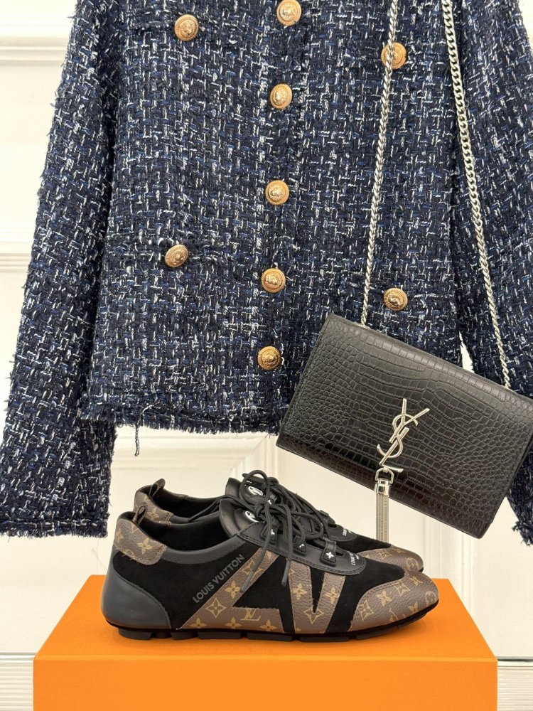 Кросівки жіночі