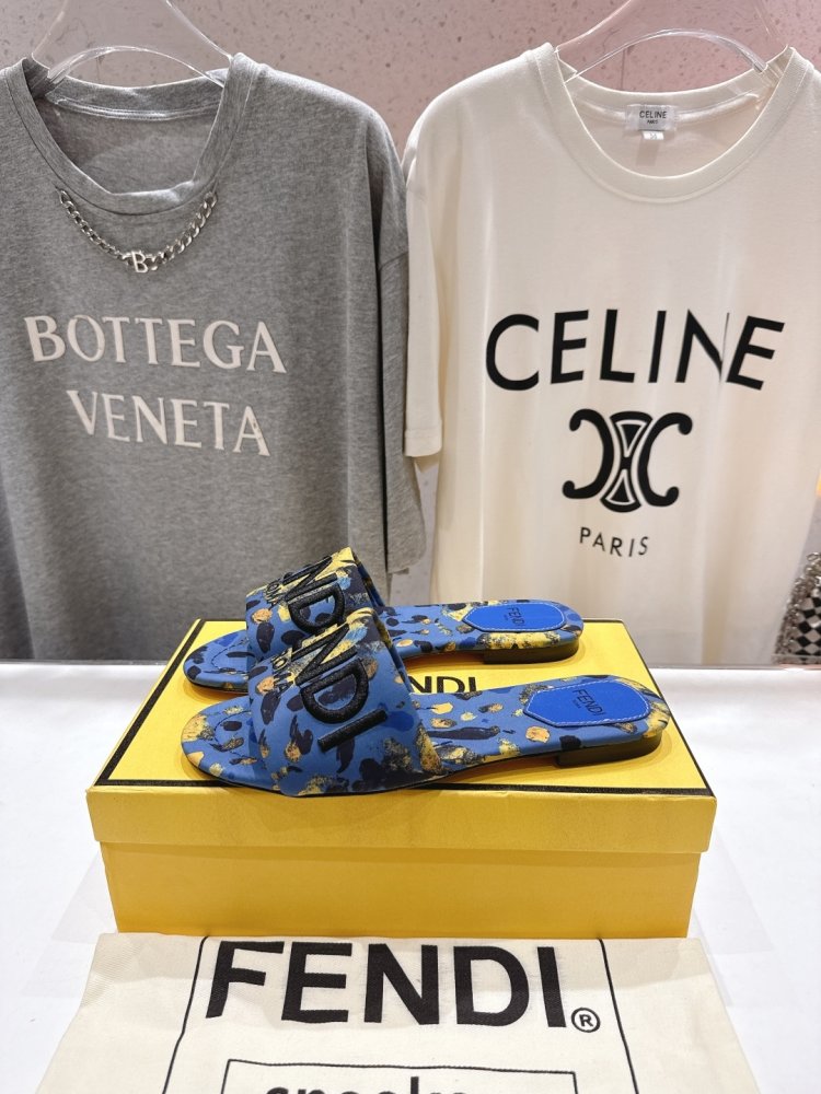 Шлепанцы женские фото 4