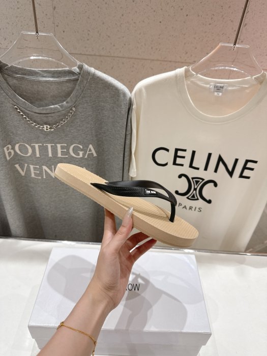 Шлепанцы женские фото 4