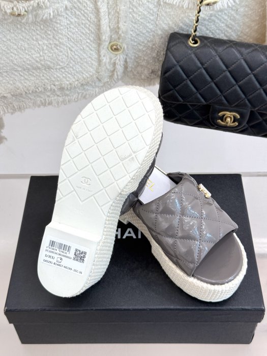 Шлепанцы женские фото 9