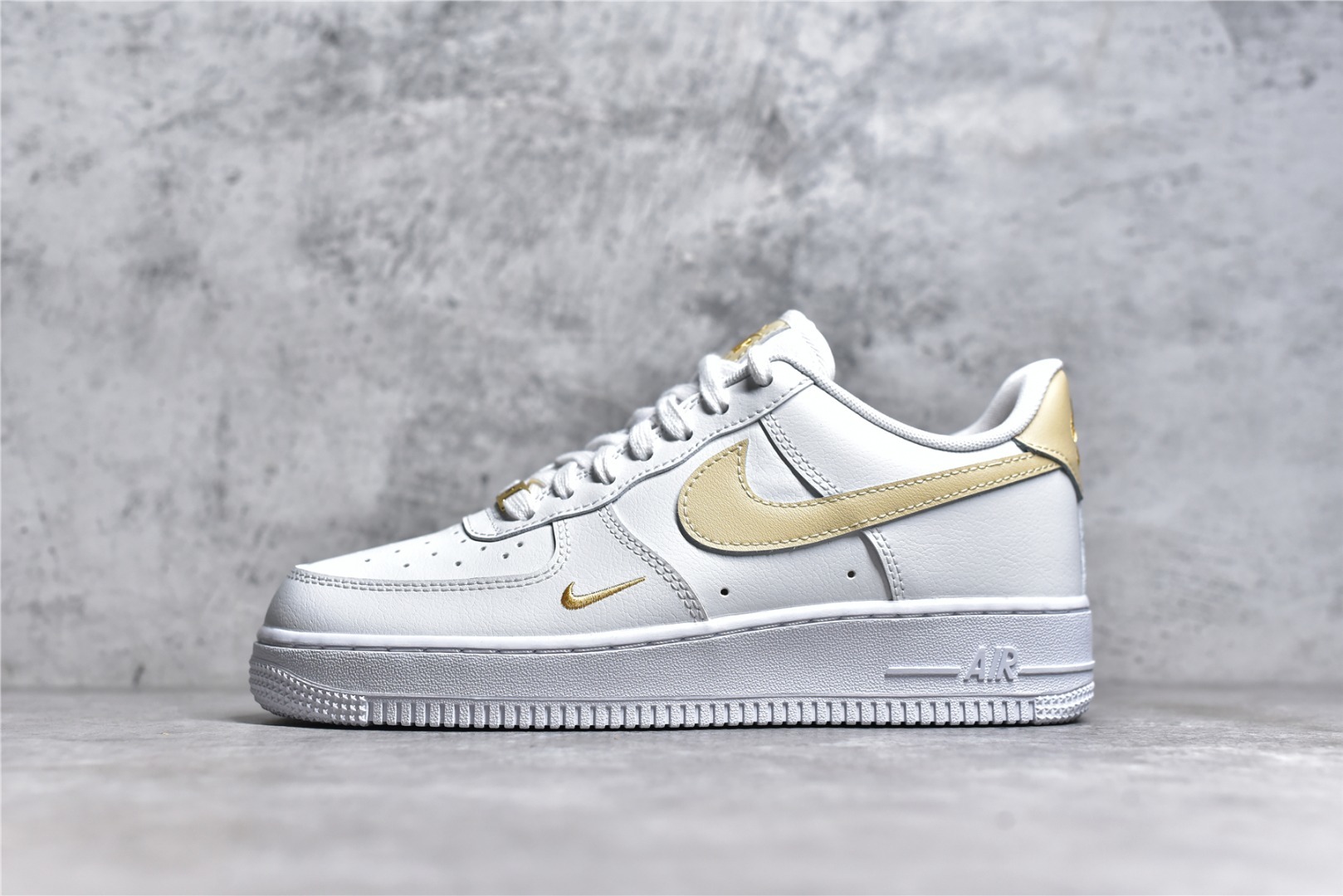 Кросівки Air Force 1 07 Essential CZ0270-105