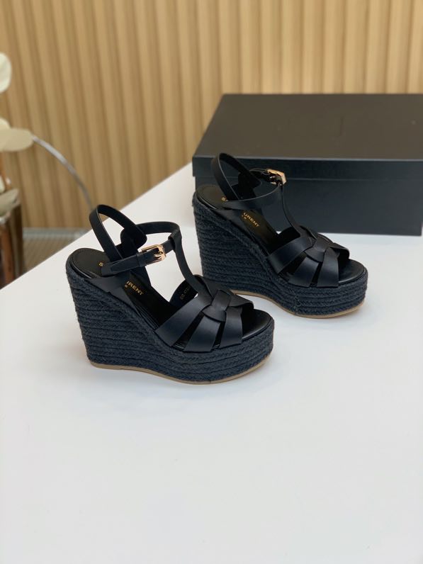 Sandals on high heel black